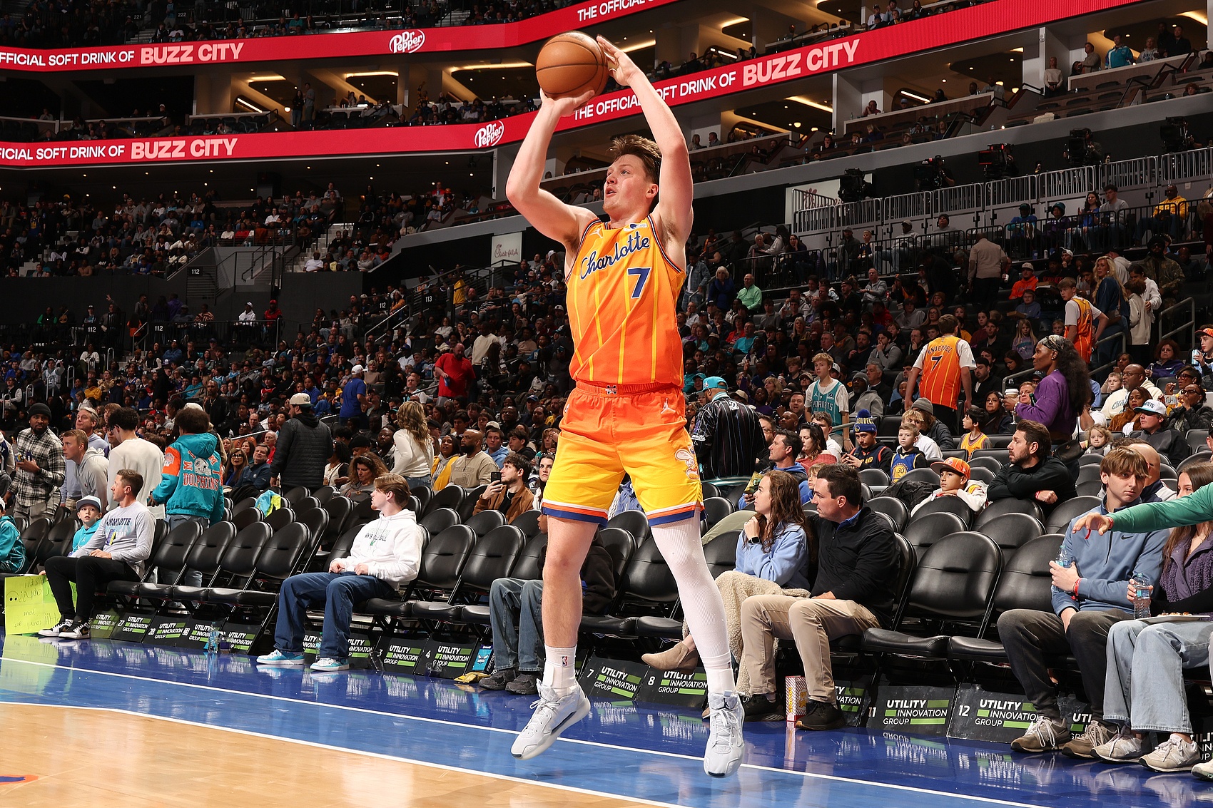 Hui da Entertainment-出手很少！克尼佩尔上半场5投3中 拿到6分4篮板3助攻